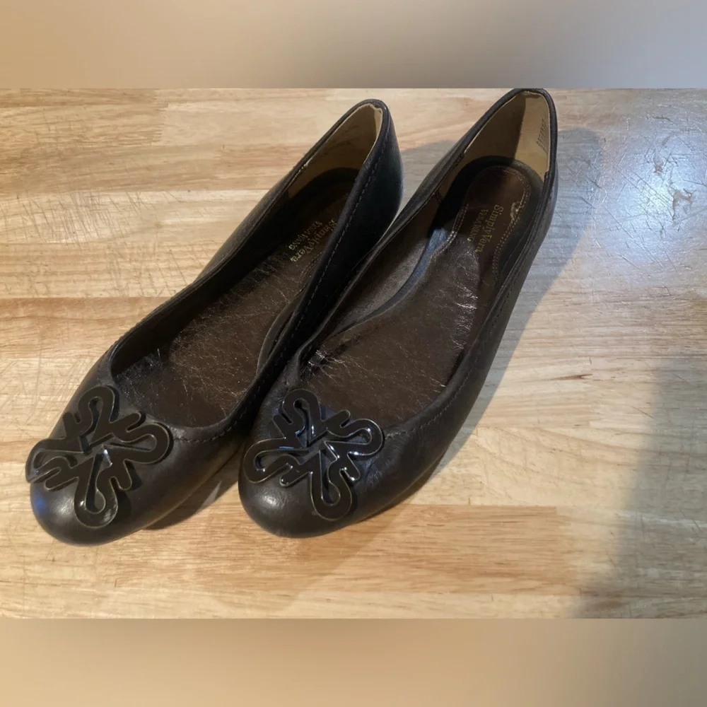 Simply Vera Wang flats in size 8 M. In great condition 🌺